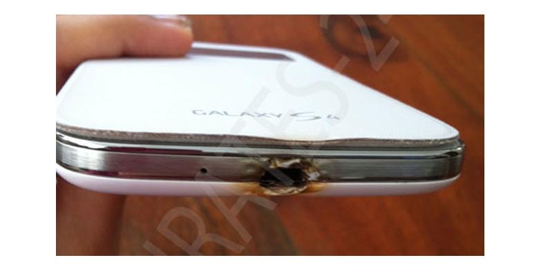 Samsung Galaxy S4 Terbakar Saat Lagi Isi Baterai