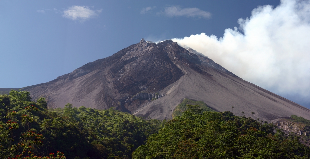 Gunung merapi meletus hari ini