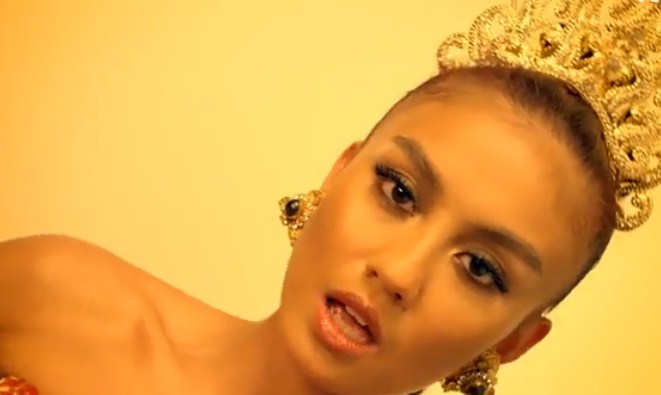 Video Agnes Monica Coke Bottle Raih 1 Juta View