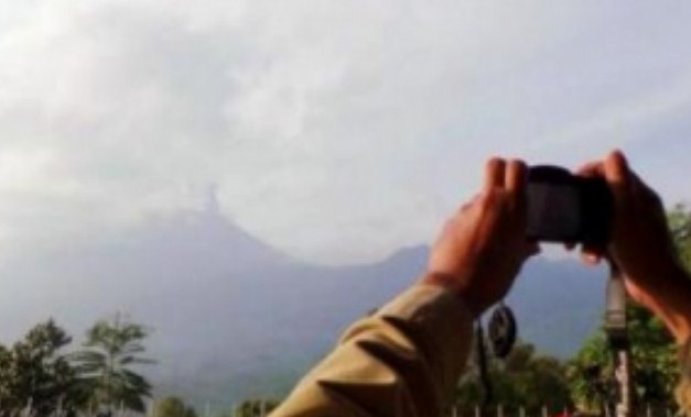 Gunung Slamet Muntahkan Lava Pijar