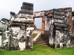 kesultanan banten tinggal pondasi yang berbeda dengan kesultanan Jawa