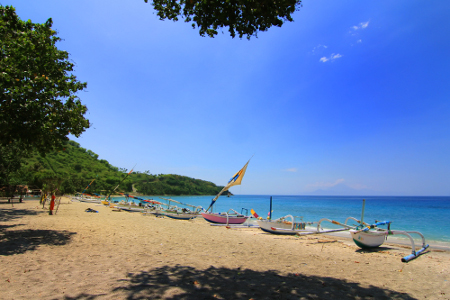 1280_Deretan_perahu_nelayan_menjadi_pemandangan_yang_indah_saat_berkunjung_ke_Pantai_Nipah