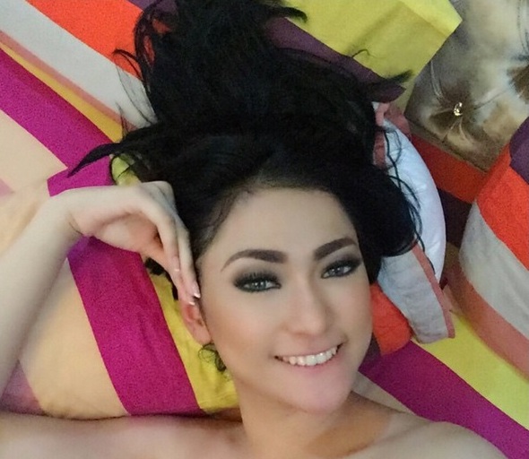 Foto Amel Alvi Lagi Di Kamar Tidur